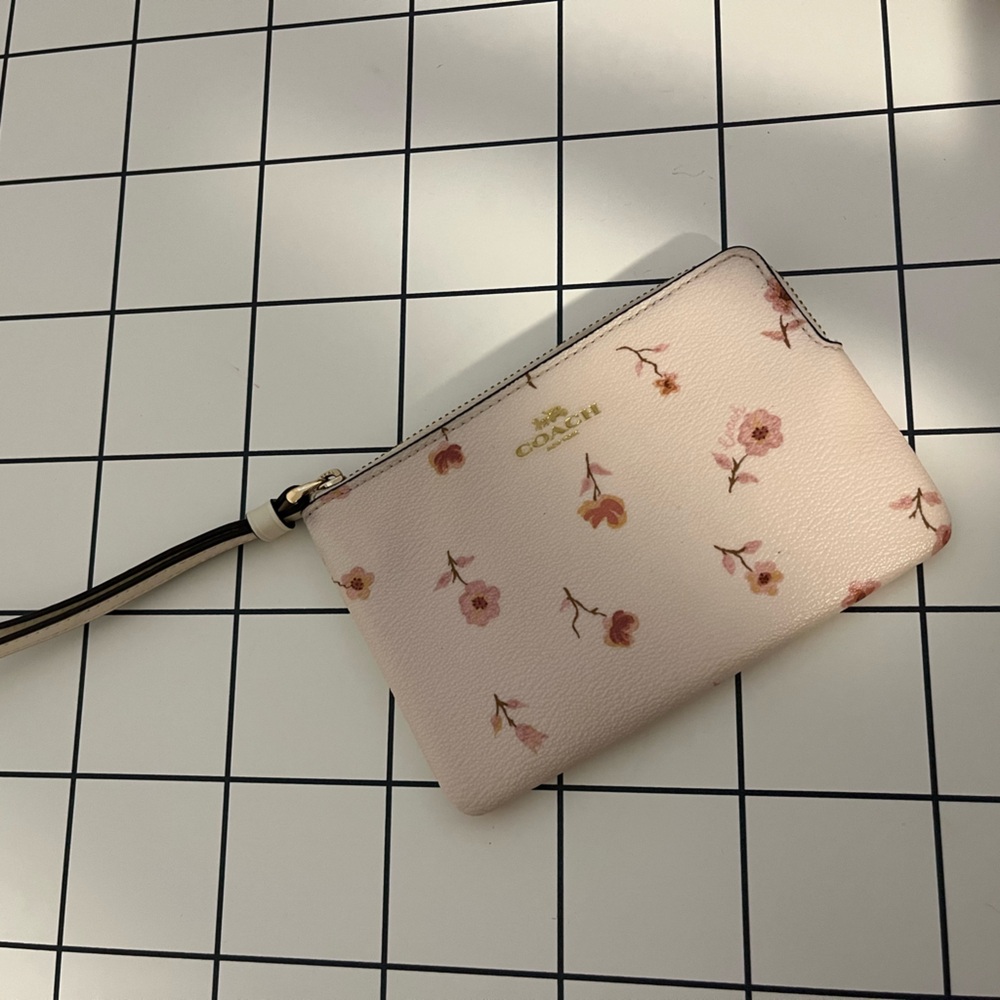 Coach Floral Wristlet🤍